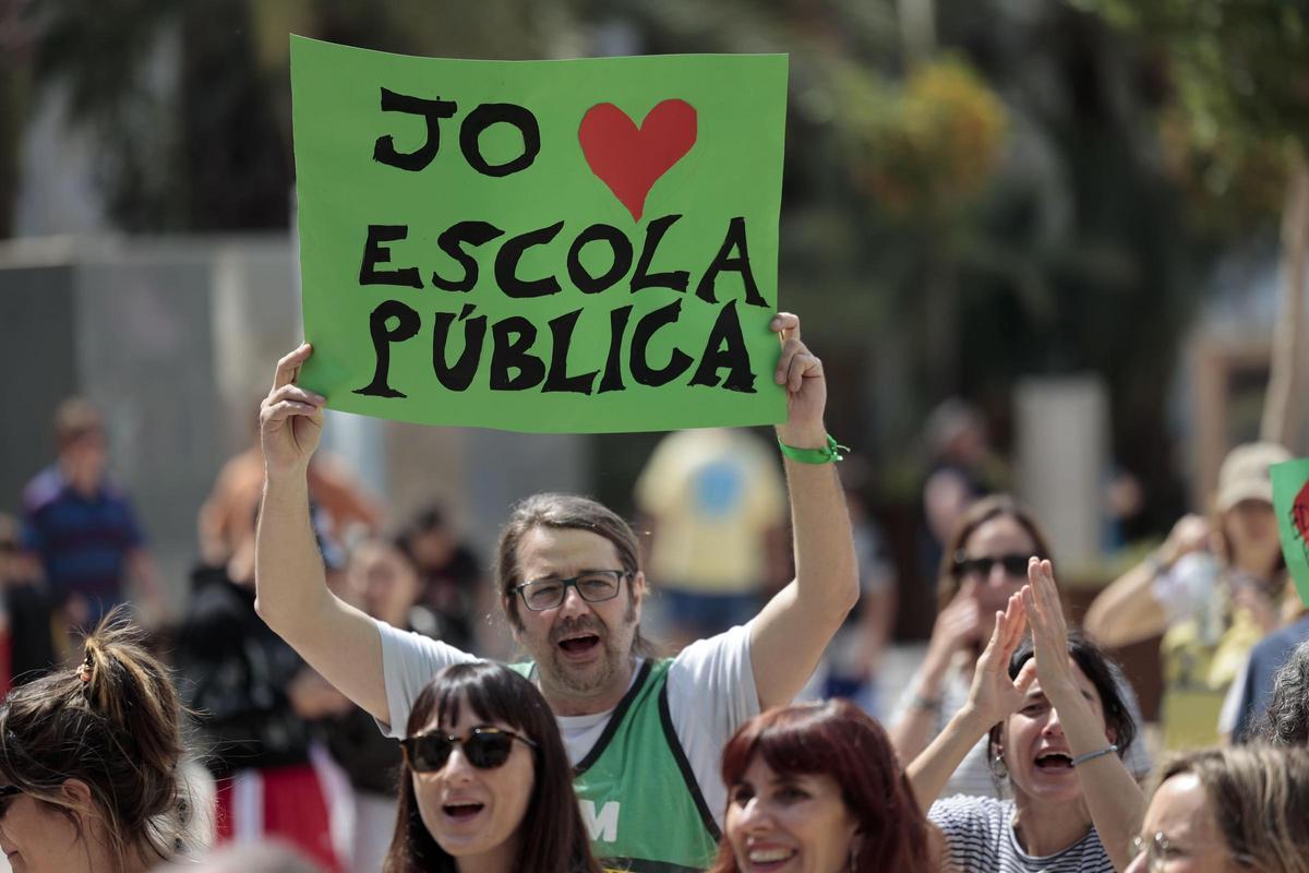 Participante en una protesta de la comunidad educativa en imagen de archivo.