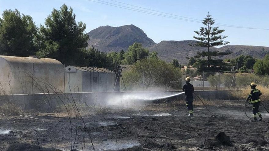 Los bomberos intervienen para sofocar un incendio en Verdegás.