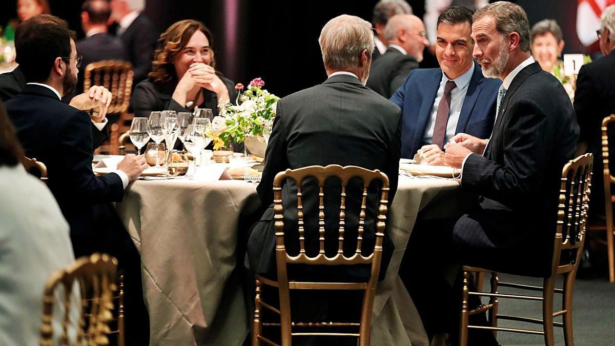 Felip VI, Sánchez, Aragonès i Colau van sopar ahir a la mateixa taula. | EFE