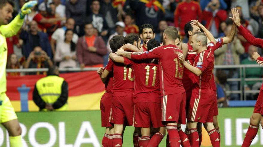 Los jugadores de España celebran su primer gol.