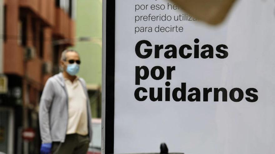 Cartel en Santa Cruz de Tenerife agradeciendo la labor de los sanitarios.