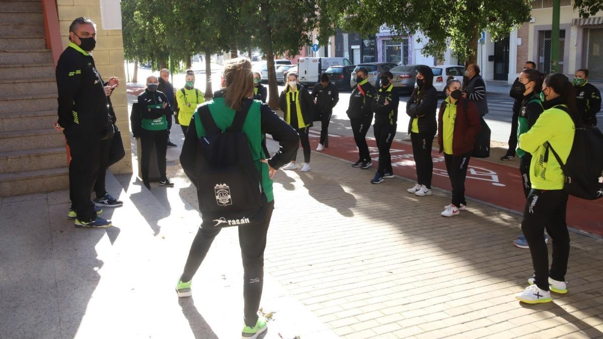 El presidente del Cajasur Deportivo Córdoba, Pablo García Ayllón, habla con sus jugadoras en el exterior de Vista Alegre.