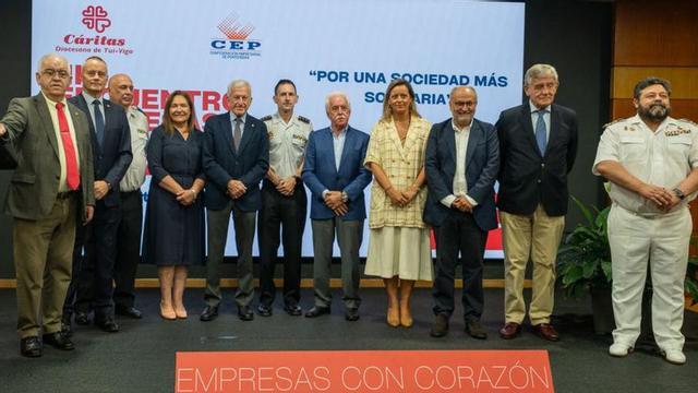 Losada (3.º por la dcha.), Ortiz (4.ª por la izq.), Davila (1.º por la izq.), Bretón (izq. de Ortiz), Pérez (izq. de Losada) y Cebreiros (con Davila).