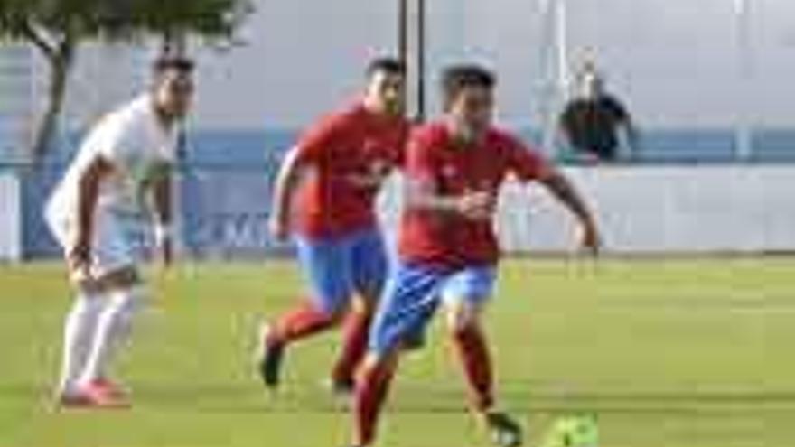 Un jugador del Benavente conduce un balón.