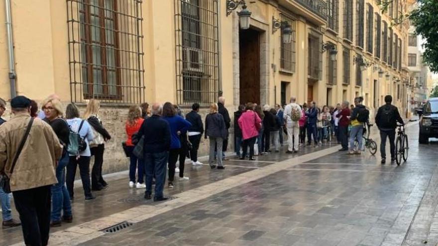 Colas en el Ayuntamiento de València por miedo al coronavirus.