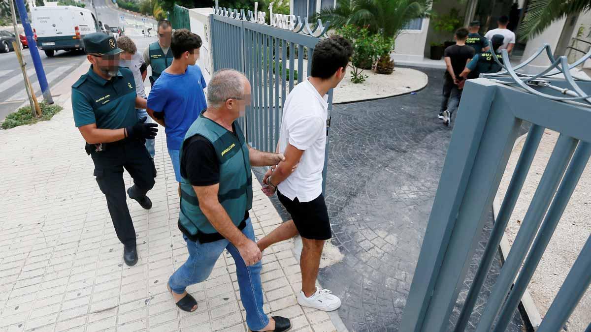 La Guardia Civil registra el apartamento de Benidorm donde tuvo lugar la supuesta violación grupal a una joven