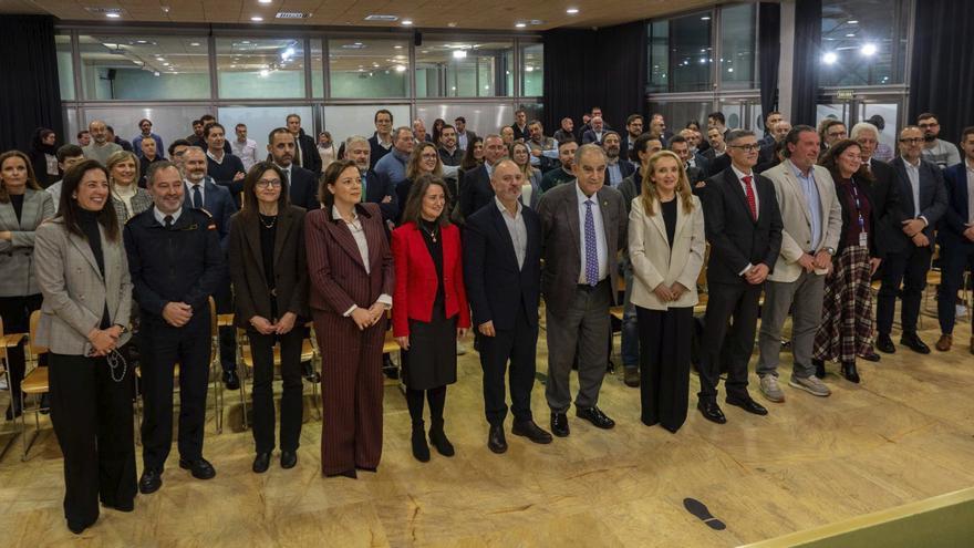 Autoridades (como Regades, Mejías, García Costas) y empresas, ayer, en la Cámara de Comercio.