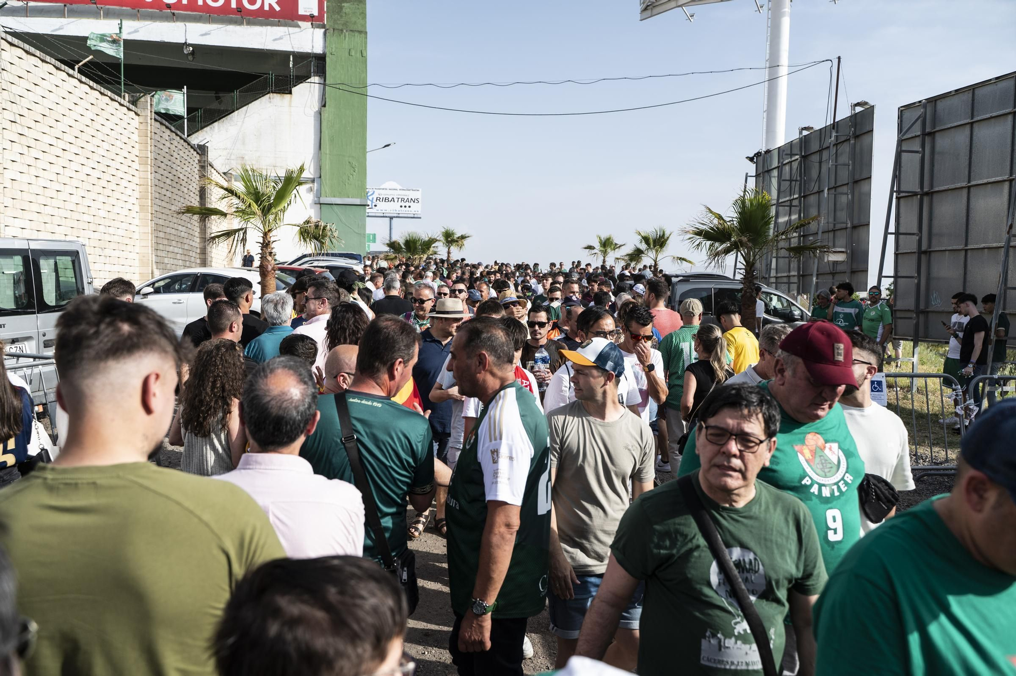 Las imágenes del ambiente en el Príncipe Felipe antes del Cacereño-Estepona