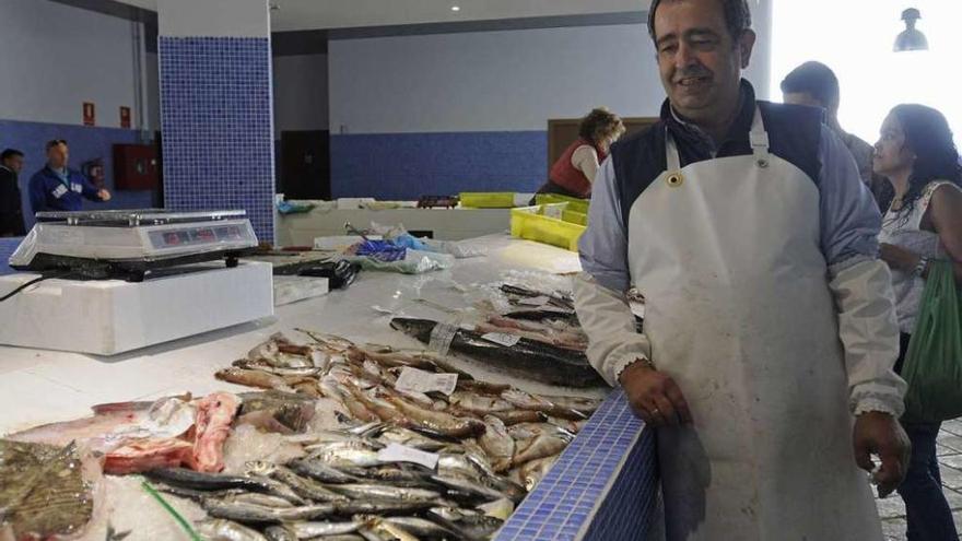 Imagen de archivo del pescadero Tato y su puesto en el Novo Mercado de A Estrada. // Bernabé / Javier Lalín