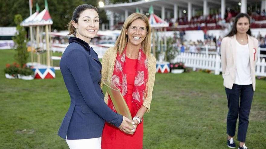 Reed Kessler recibe el trofeo de LA NUEVA ESPAÑA de manos de Luisa María López.