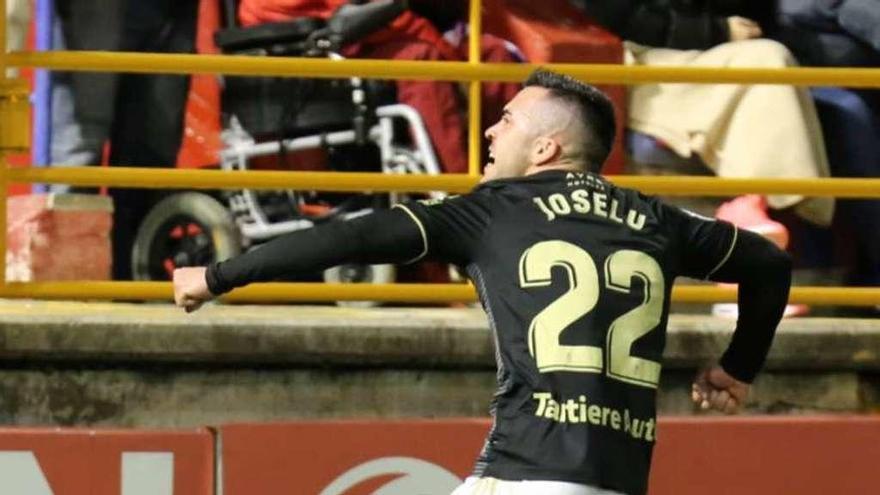 Joselu, ayer, celebrando el primer gol del Oviedo ante el Extremadura en el Francisco de la Hera.