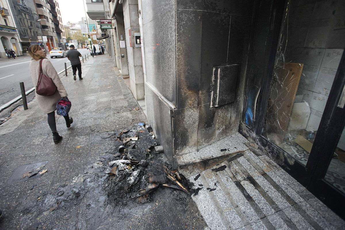 Girona carretera Bcn 15 Botega Toscana incendi cartrons exterior local ,vidres façana trencats