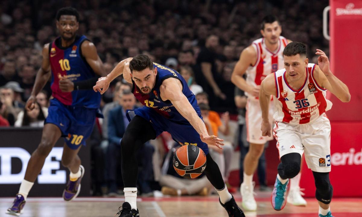 Satoransky lucha por un balón ante Mitrovic