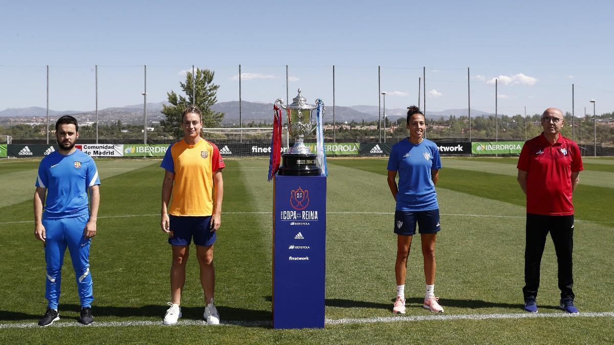 Barça y Sporting posan junto al trofeo en la previa de la final de la Copa de La Reina