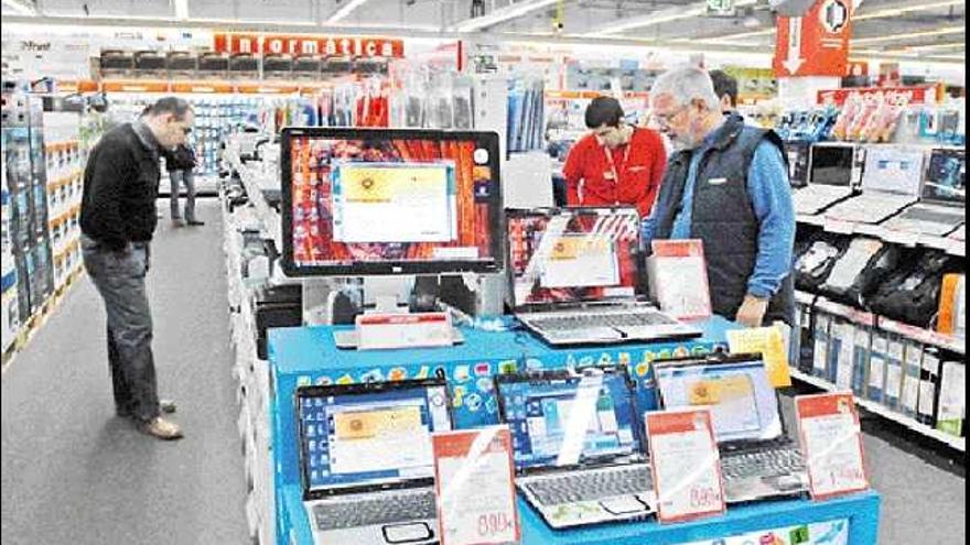 media markt. Videojuegos y ordenadores fueron las grandes estrellas durante la primera jornada de la campaña de rebajas.