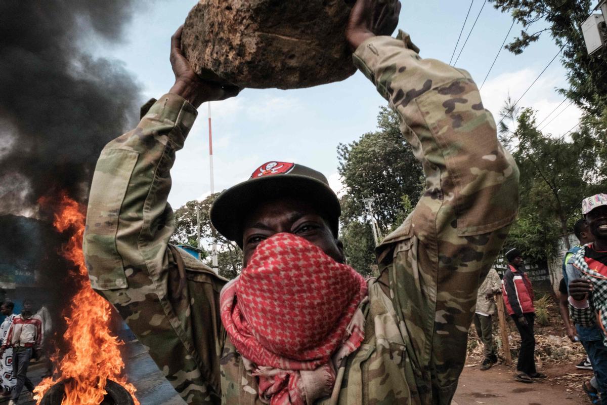 Protesta masiva convocada por el líder de la oposición Raila Odinga, afirma que le robaron las últimas elecciones presidenciales de Kenia y culpa al gobierno por el aumento del costo de vida en Nairobi.