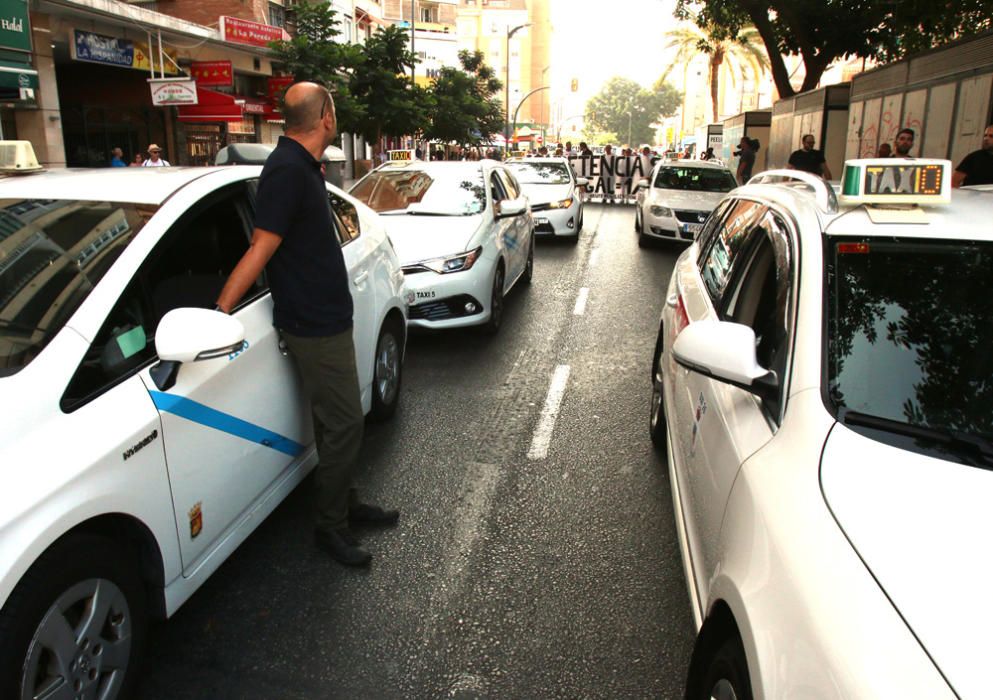 Más de 400 taxis se manifiestan para pedir mayor control de los VTC