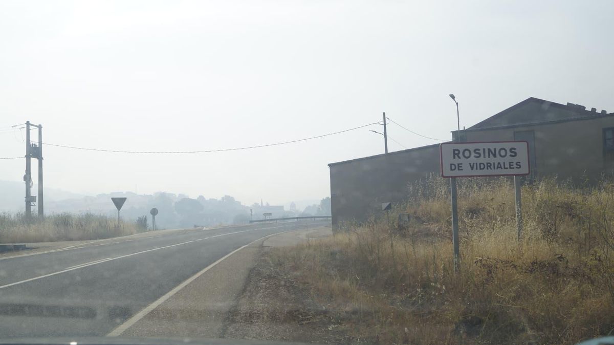 El humo deja esta imagen en Rosinos de Vidriales.