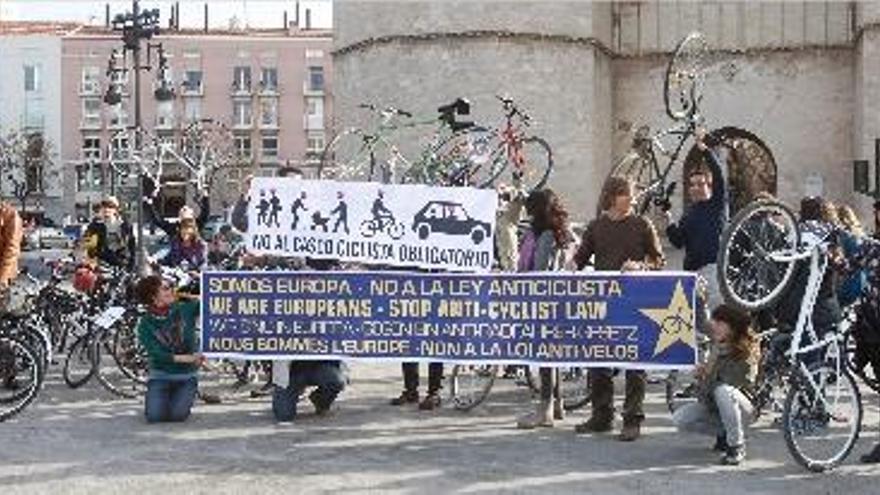 La manifestación de ciclistas de ayer partía de la explanada de las Torres de Serranos.