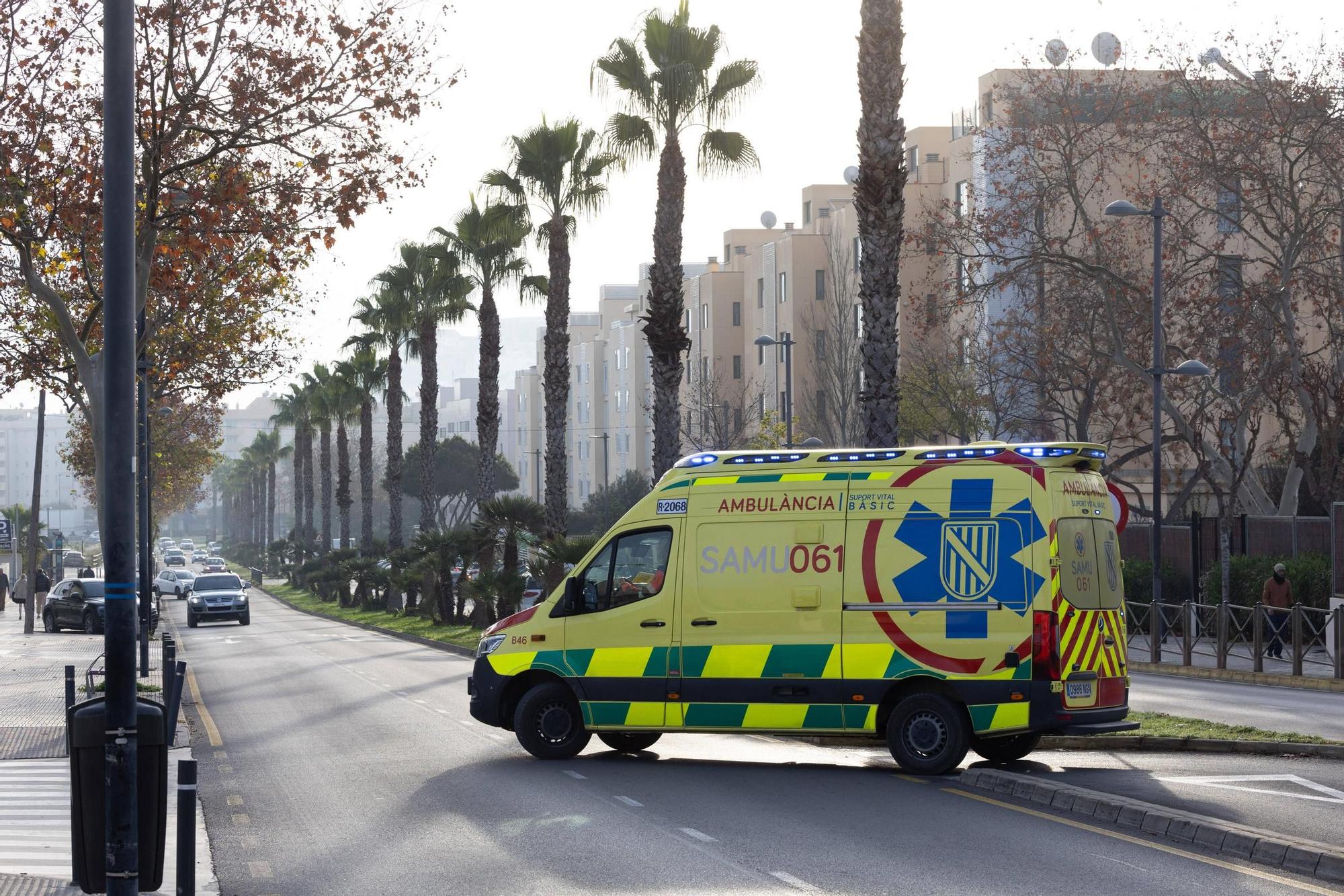 Una ambulancia delante del Hospital Can Misses, en una imagen de archivo