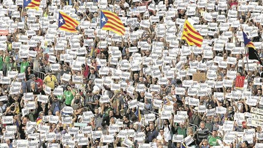 Multitudinaria marcha contra la aplicación del 155 en Barcelona