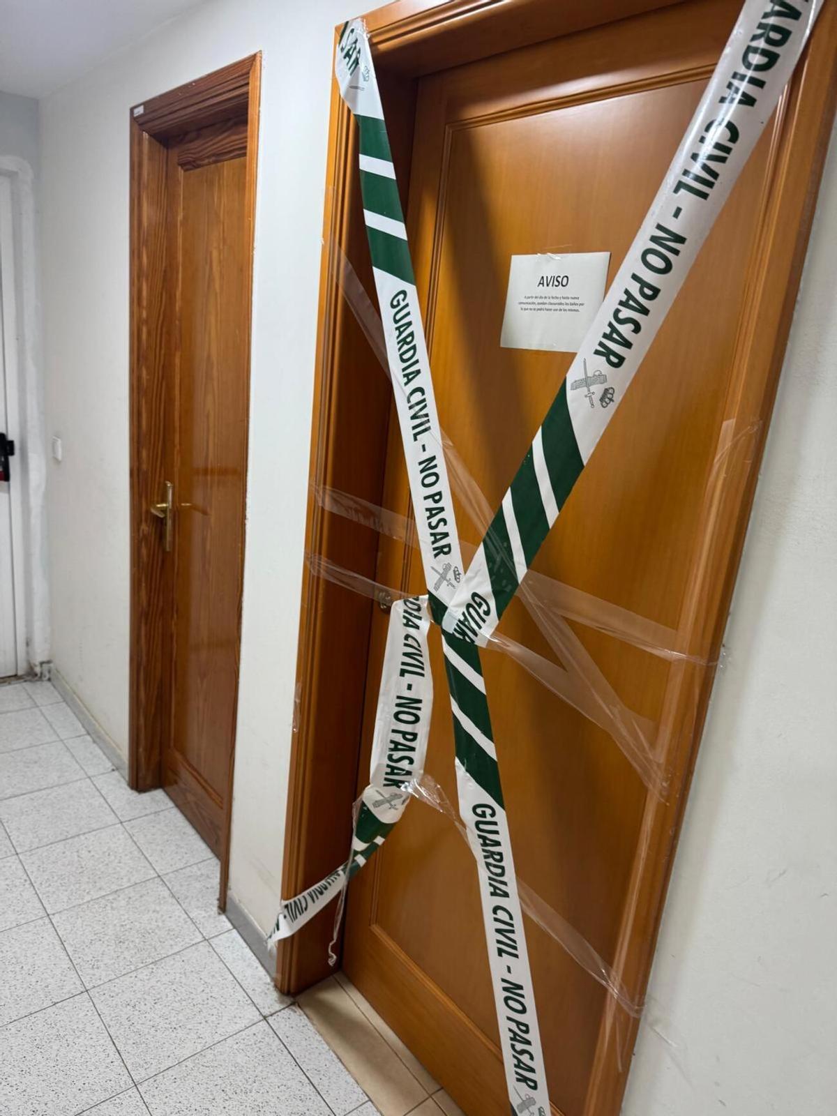 Uno de los baños cerrados en el Destacamento de Tráfico de la Guardia Civil en Arrecife