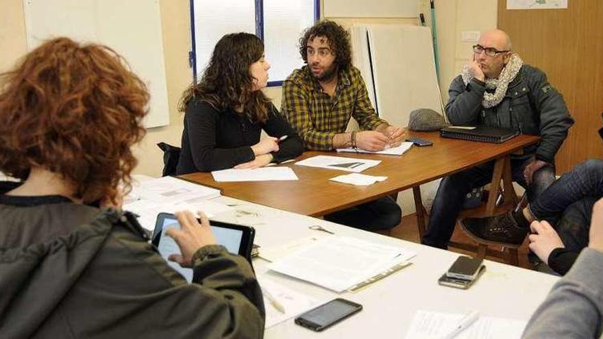 Miembros de APAC, durante la reunión con los diputados. // Bernabé/Javier Lalín