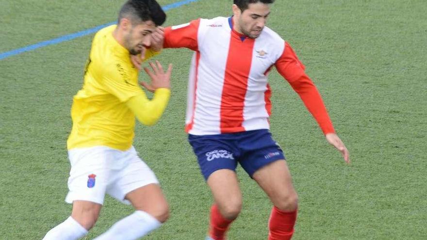 Un jugador del Choco presiona a uno del Alondras durante el partido de ayer en O Morrazo. // Gonzalo Núñez