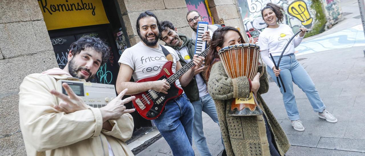 Músicos de participantes en las jam sessions a las puertas de la Sala Kominsky