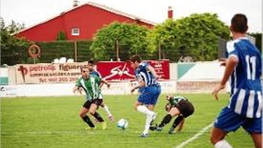 Un moment de l&#039;últim derbi altempordanès jugat a Peralada.