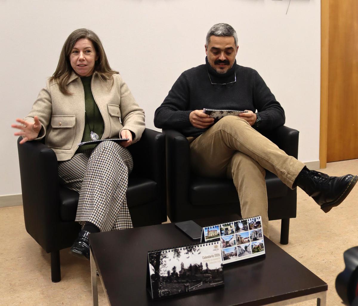 Ángeles Pacoret e Daniel Pérez na presentación do calendario.