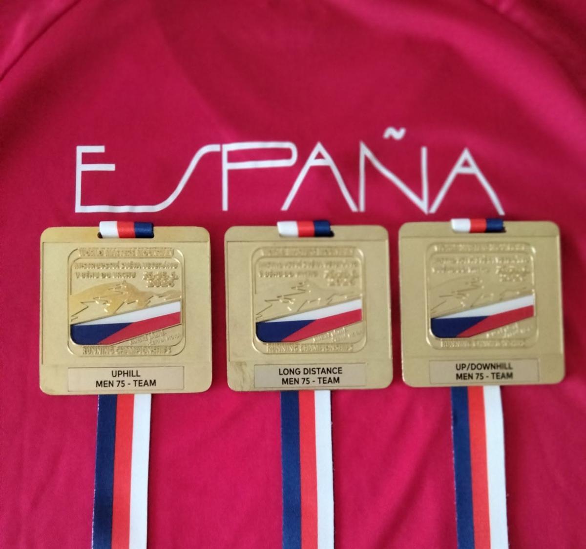Las tres medallas conquistadas por el atleta isleño en el Mundial de trail máster de Janske Lazne.