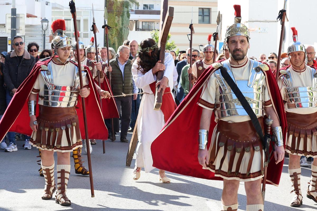Galería: imágenes del vía crucis de Santa Eulària