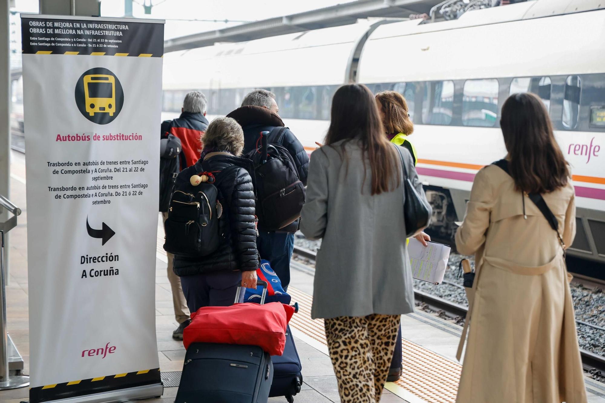 Renfe lo consigue: trasbordo ordenado del tren al bus y sin protestas en Santiago