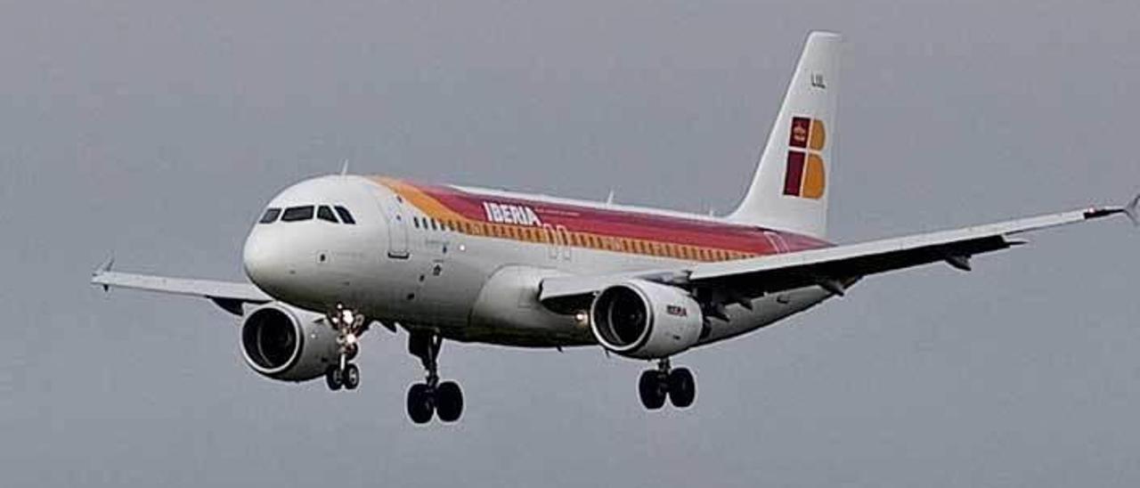 Un avión de Iberia, a punto de tomar tierra en Asturias. miki lópez