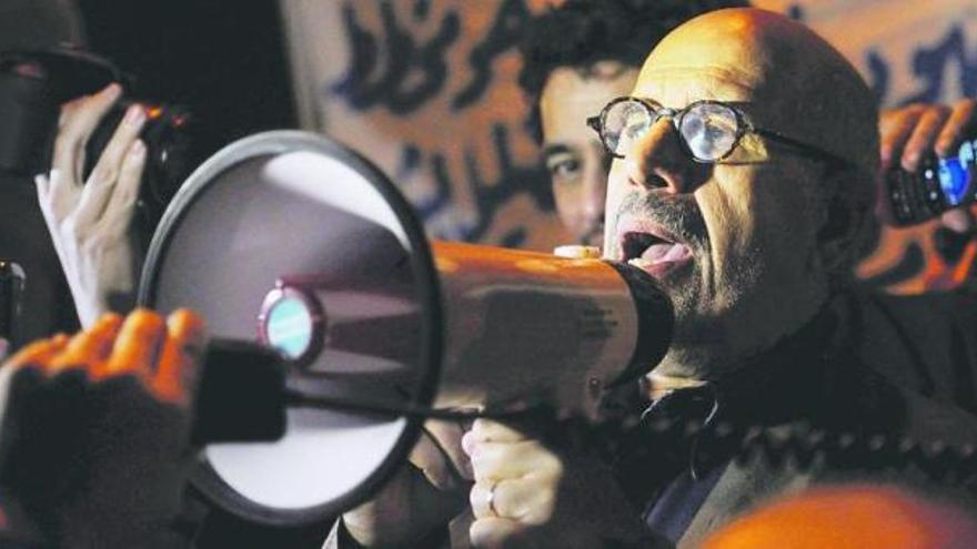 El dirigente opositor Mohamed El Baradei, ayer, en El Cairo, dirigiéndose a los miles de manifestantes que han tomado la céntrica plaza Tahrir. / efe
