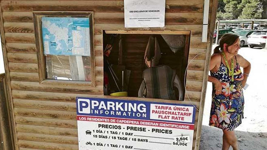 Aspecto actual del parking (con el nuevo cartel de advertencia), esta semana.