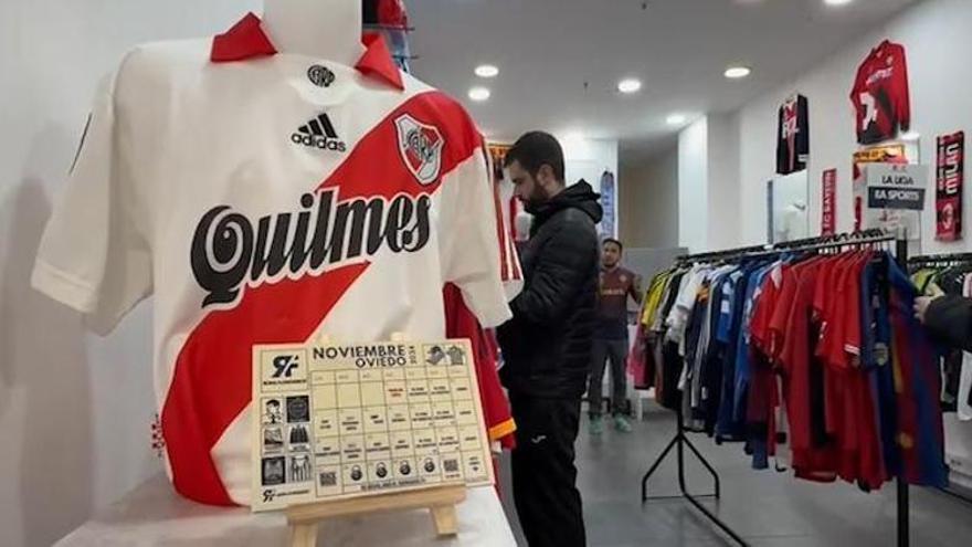 VÍDEO: La tienda nómada de “Ropa Futboleros” causa furor en Oviedo con la venta de camisetas de fútbol vintage