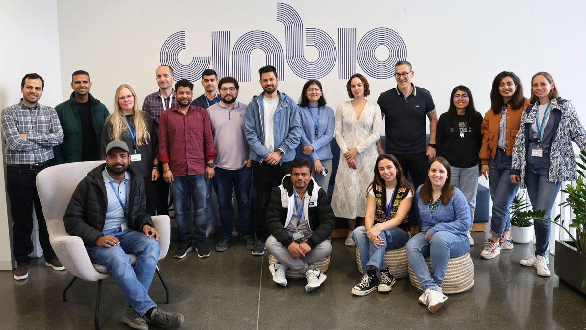 El director del Cinbio, Miguel Correa (de pie,4º por la derecha), y algunos de los científicos extranjeros del centro.