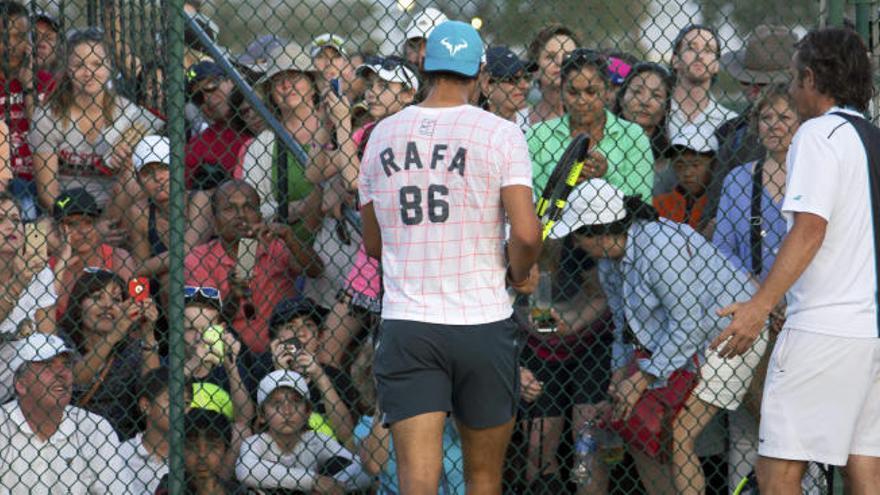 Aficionados observan el entrenamiento de Rafa Nadal en Indian Wells