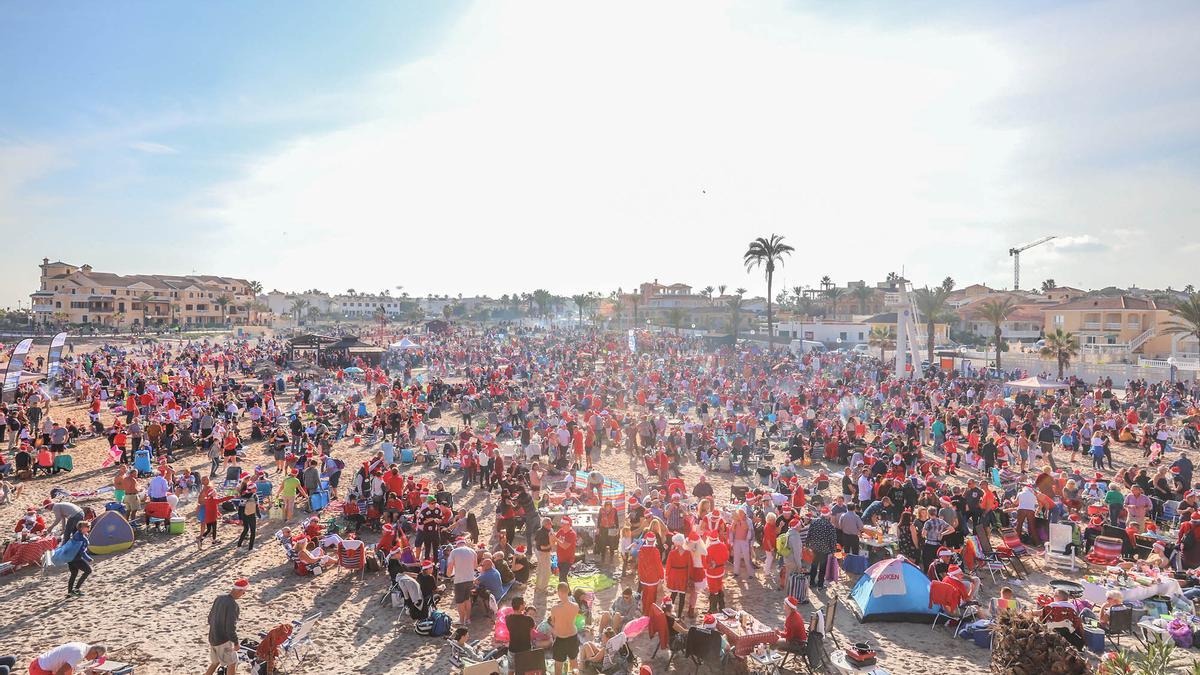 Esta imagen del día de Navidad de 2019, con miles de residentes vestidos de Papá Noel, no se repetirá este año por la prohibición del Ayuntamiento de los actos en las playas por el covid