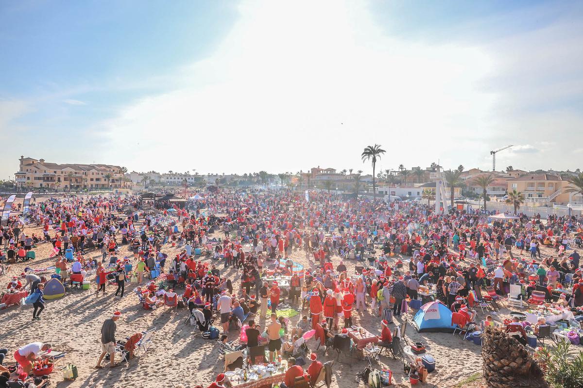 Esta imagen del día de Navidad de 2019, con miles de residentes vestidos de Papá Noel, no se repetirá este año por la prohibición del Ayuntamiento de los actos en las playas por el covid