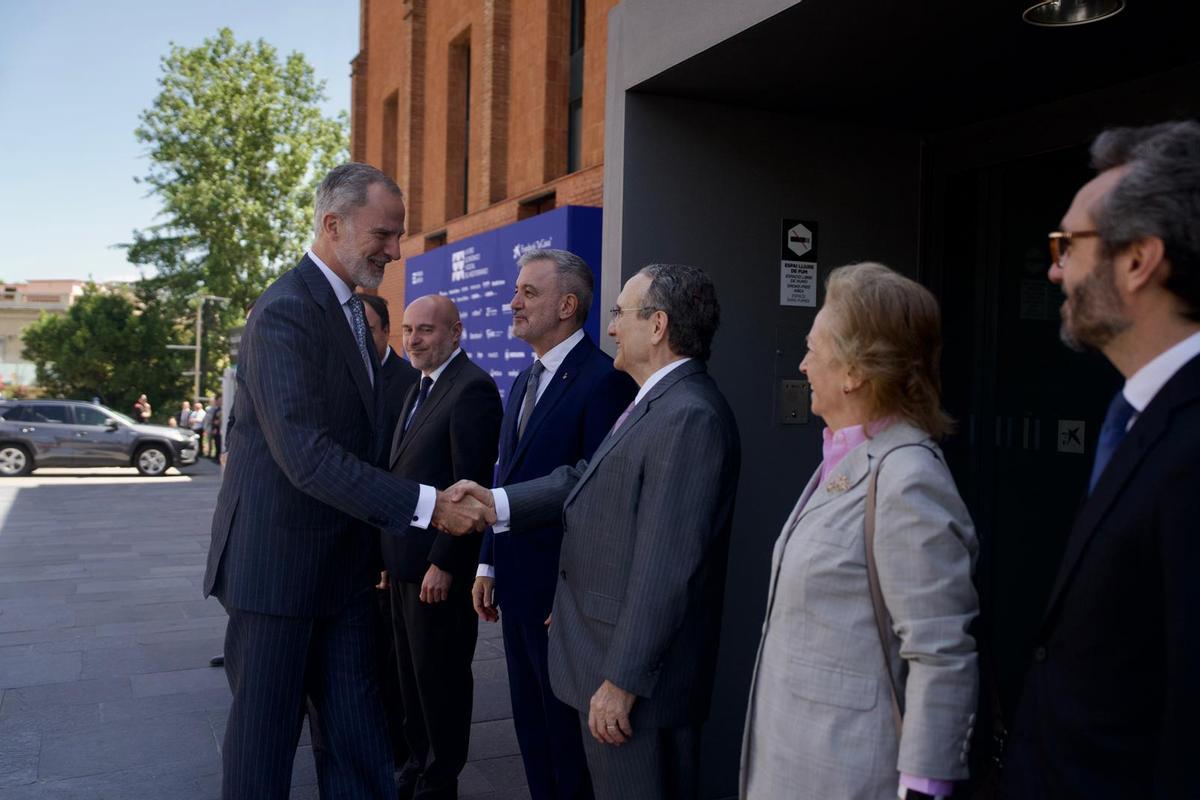 Felipe, rey de España, saluda a Javier Moll, presidente de Prensa Ibérica, en el lll Foro del Mediterráneo en Barcelona Felipe, rey de España, saluda a Javier Moll, presidente de Prensa Ibérica, en el lll Foro del Mediterráneo en Barcelona
