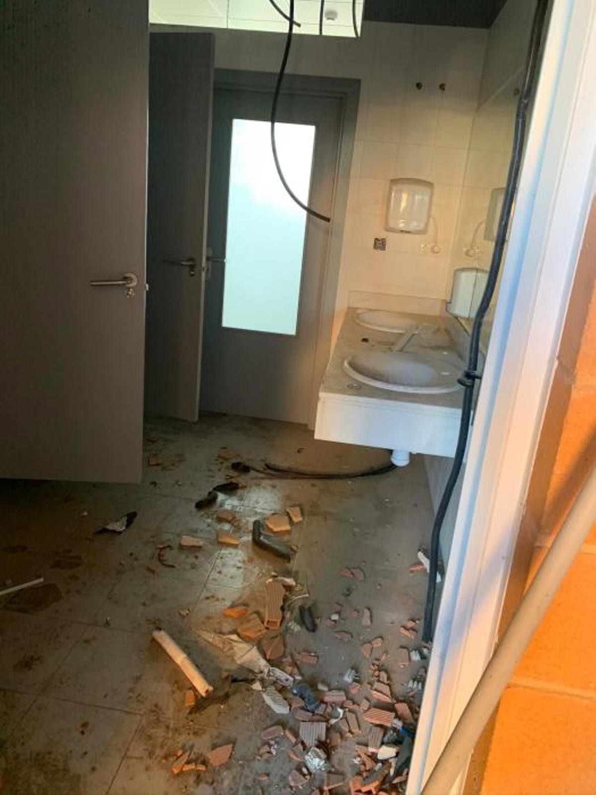 Asaltantes han saqueado la instalación eléctrica del edificio, que también acumula desperfectos por los años de abandono
