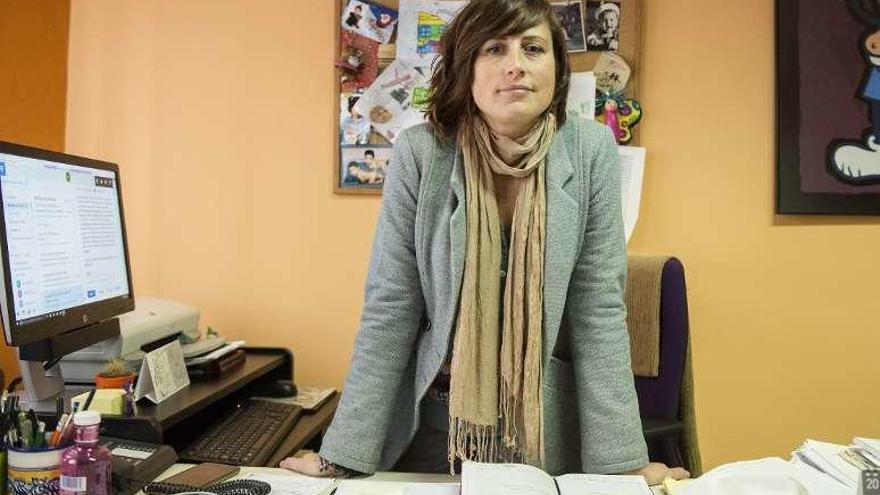 Beatriz Salas, en su consulta de la AECC en Ourense. // Brais Lorenzo