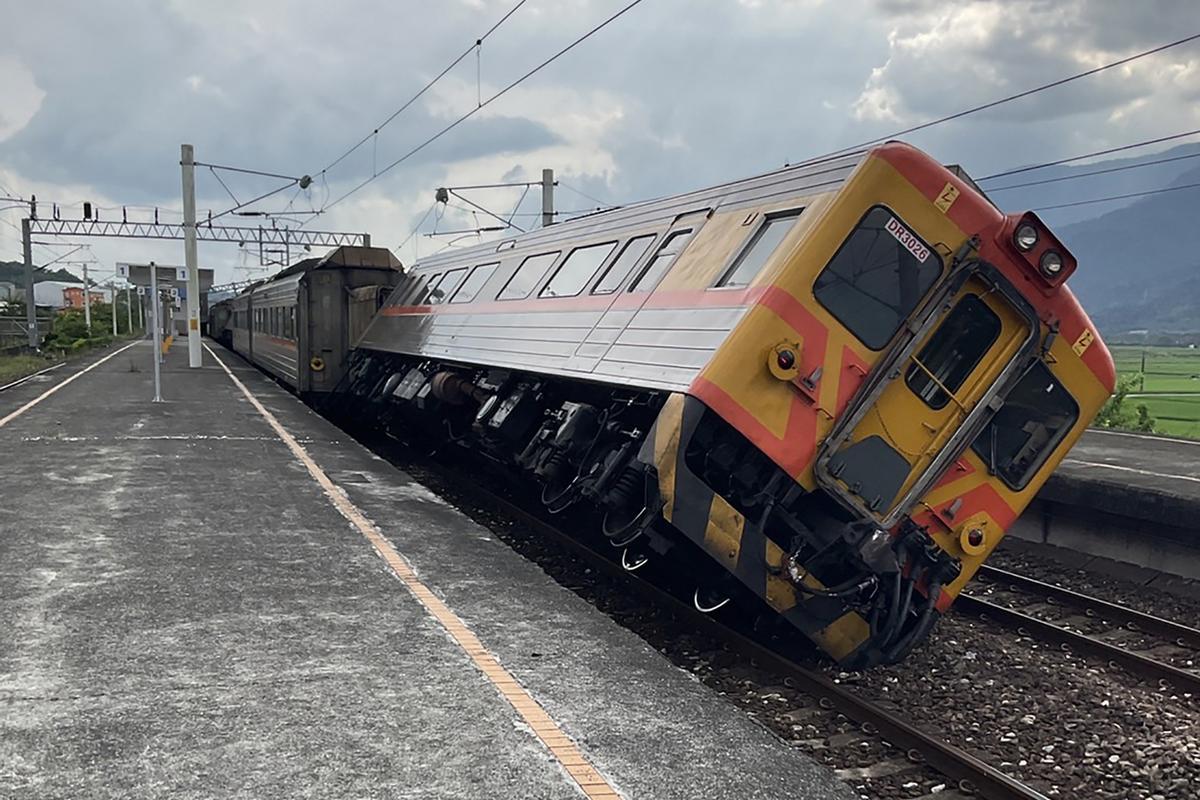 Tren descarrilado después de un terremoto de magnitud 6,9, en la estación Dongli en Hualien, en Taiwan