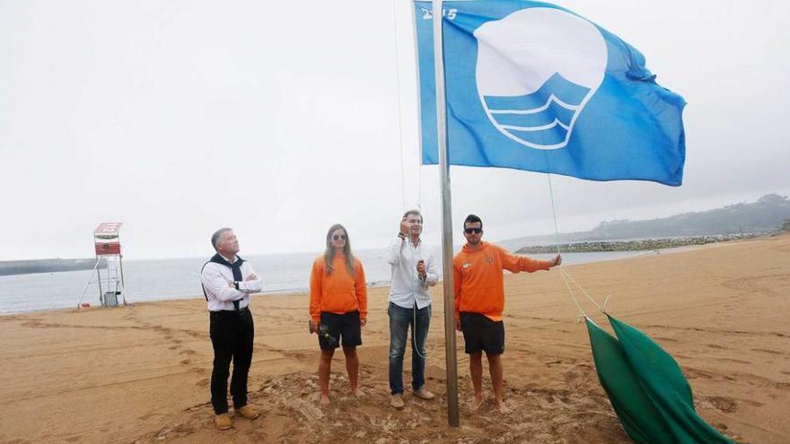 El Alcalde iza la bandera azul en la playa de Luanco