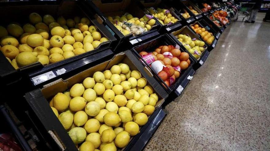 Cajas de frutas y verduras en un supermercado de Reino Unido.