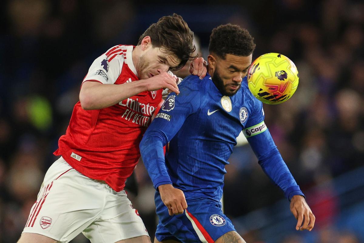 Declan Rice, junto a Reece James peleando por un balón en el partido Arsenal-Chelsea de la EFL Cup