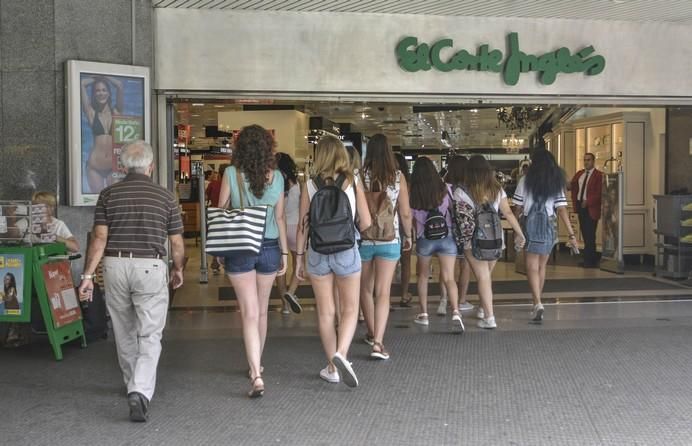 09/08/2017 LAS PALMAS DE GRAN CANARIA. Fans de duo musical GEMELIERS esperando para la firma de autógrafos en Mesa y López. FOTO: J.PÉREZ CURBELO